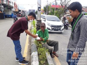 Peduli Masyarakat, HMI Kom. Al-Gazali Berbagi Paket Makanan Siap Saji