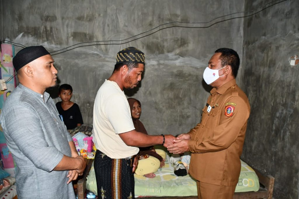 Sambangi Balita Penderita Hidrosefalus, Ridwan Yasin Berikan Santunan