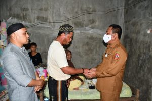 Sambangi Balita Penderita Hidrosefalus, Ridwan Yasin Berikan Santunan