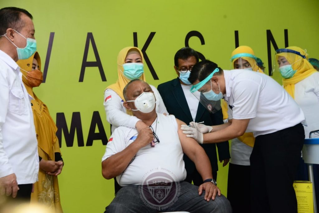 Vaksinasi Gubernur Rusli Sukses, Hasilnya Stabil, Tidak Ada Keluhan