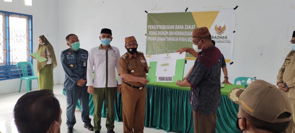 Bupati Indra Serahkan Bantuan Perahu Baznas Gratis