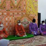 Hamim-Pou-Bersama-Istri-Ikuti-Prosesi-Adat-Mopotolungo-himpun.id-
