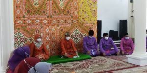 Hamim Pou Bersama Istri Ikuti Prosesi Adat Mopotolungo