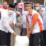 Hamim-Pou-Serahkan-Bantuan-untuk-Korban-Banjir-Manado-himpun.id-