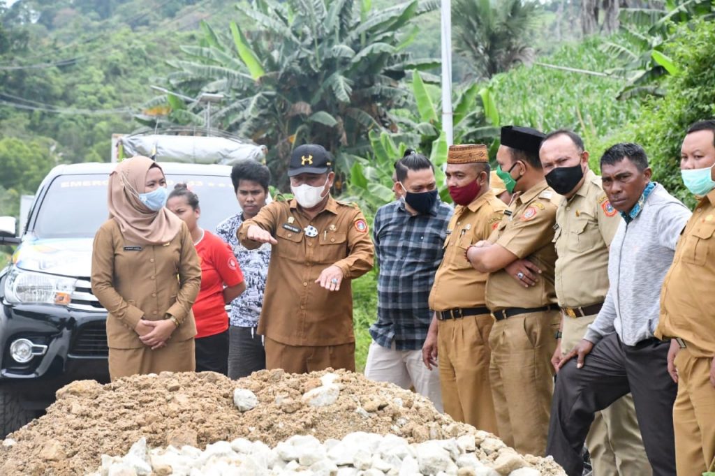 Jalan Amblas di Desa Garapia, Ridwan Yasin Bergerak Cepat Berikan Solusi
