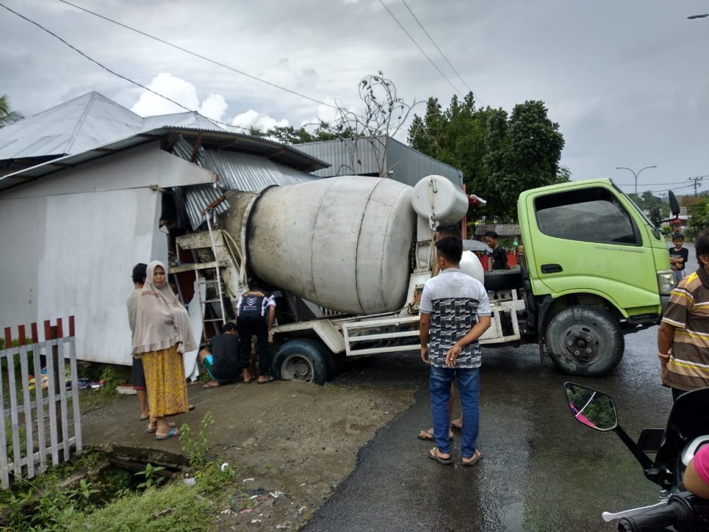 Nahas,Truk Pengaduk Semen Jatuh, Hingga Hantam Warung Warga