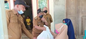 Tinjau Lokasi Banjir, Bupati Indra Salurkan Bantuan