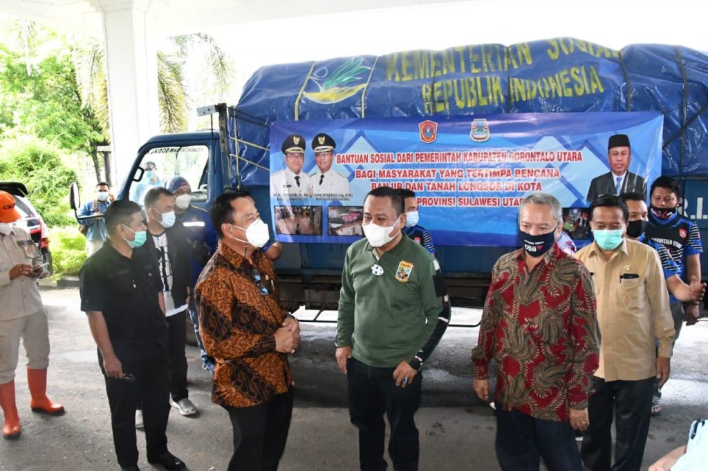 Pimpin Tugas Kemanusiaan di Kota Manado, Ridwan Salurkan Bantuan Sosial