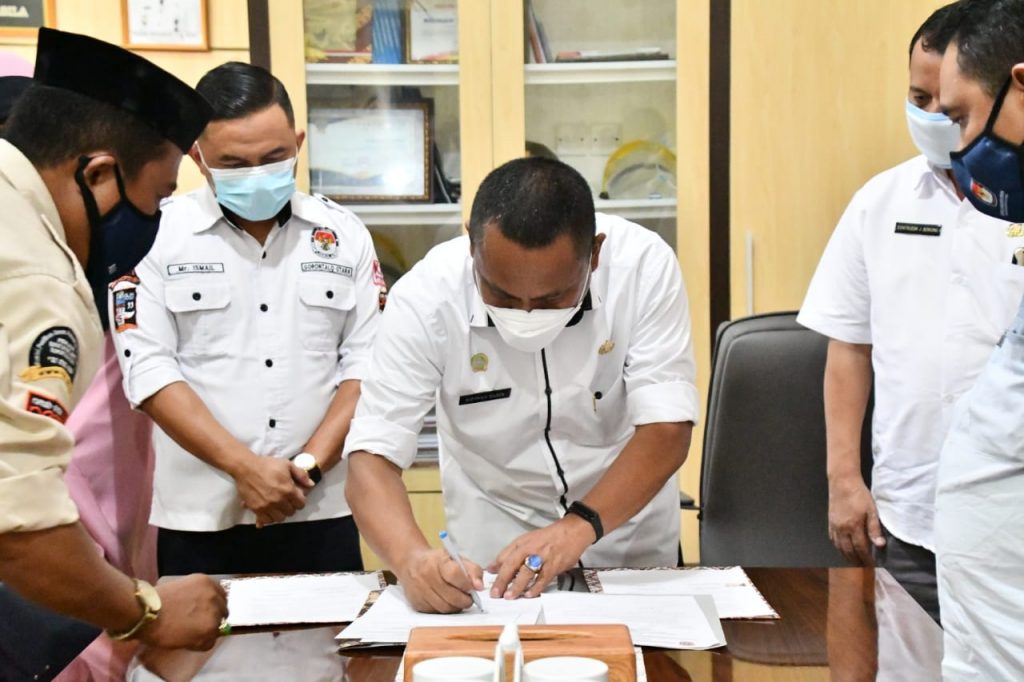 Ridwan Yasin Tandatangani NPHD untuk KPU Gorut