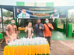 Peringati Hari Kartini, Ketua PKB Gorut Bagi-Bagi Takjil