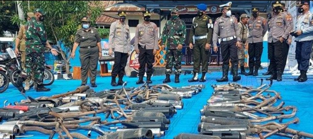 Polisi Musnahkan Ratusan Knalpot Racing