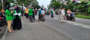 Tradisi “Mo Pobuka” di Desa Mootinelo Bagi-Bagi Takjil di Jalan Raya