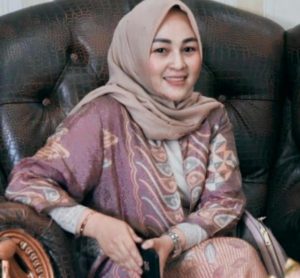 Politisi Muda Novarolina, Kritisi Penggunaan Bendera Merah Putih di DPRD Gorut