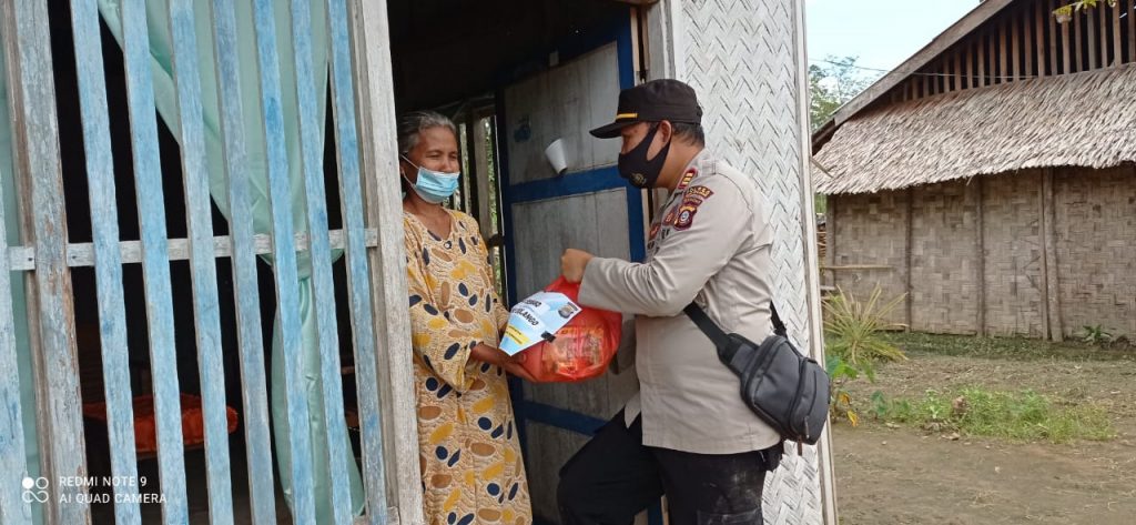Peduli Masyarakat, Polsek Suwawa Salurkan Bantuan Sosial