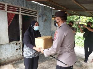 Kapolres Gorontalo Salurkan Bansos di Bongohulawa