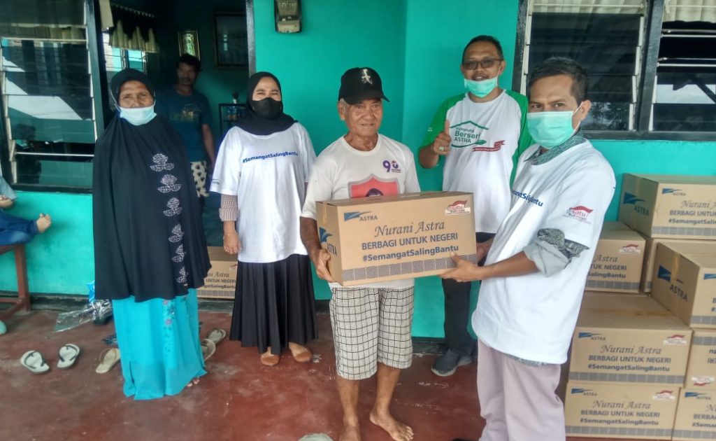 Warga di Desa Lamahu Terima Bansos Covid-19 dari PT Astra International