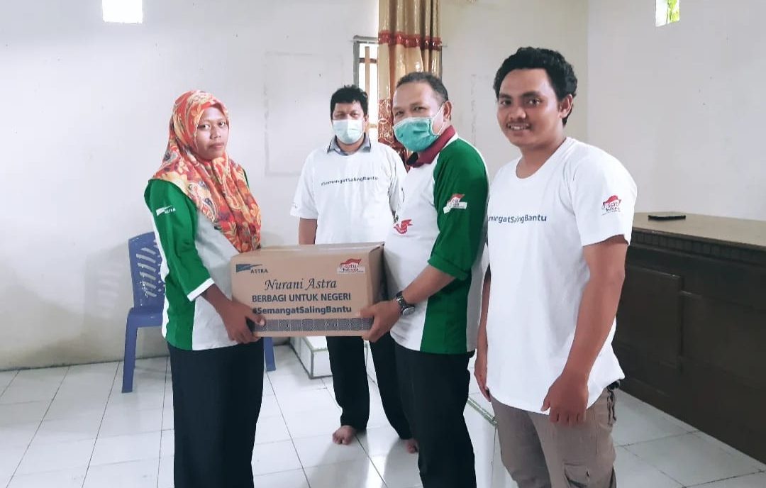 Tim Pendamping Program Desa Sejahtera Astra Salurkan Sembako di Boalemo