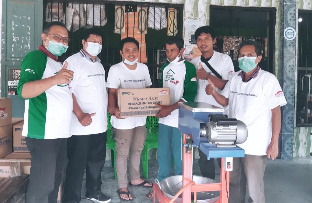 Tim Pendamping Program Desa Sejahtera Astra Salurkan Sembako di Boalemo