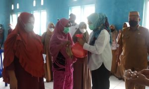 Masyarakat Bone Bolango Sambut Baik Wabup Merlan Bagikan Limbako Murah