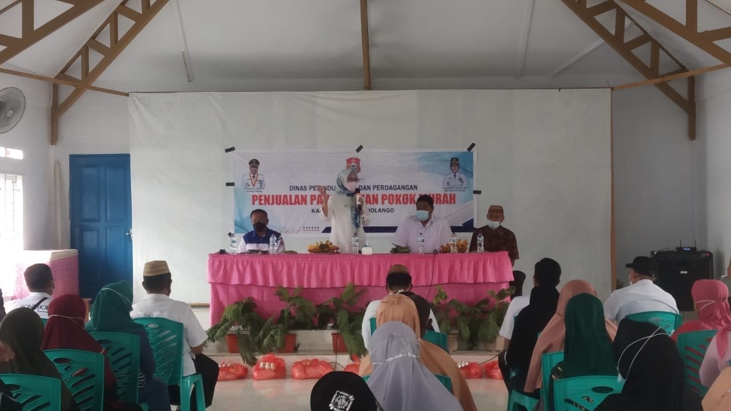 Meski Anggaran Terbatas, Pemkab BoneBol Salurkan Bantuan Bahan Pokok ke Masyarakat