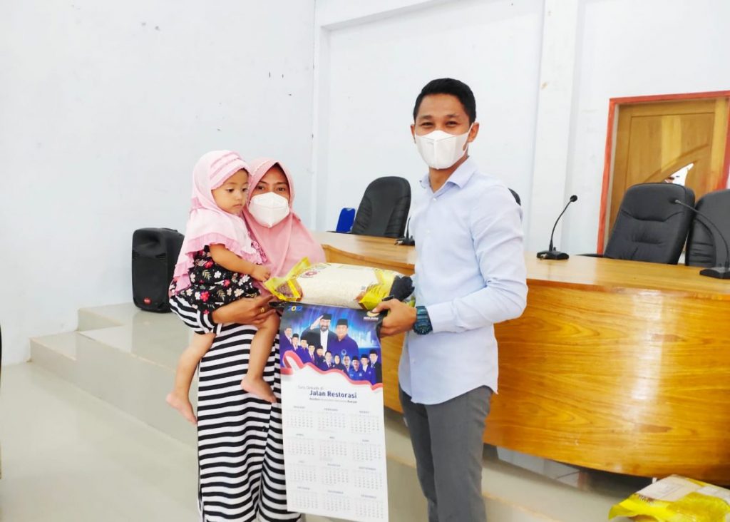 Peduli Masalah Stunting, NasDem Gorontalo Bagikan Beras Fortivit
