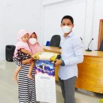 Peduli Masalah Stunting, NasDem Gorontalo Bagikan Beras Fortivit