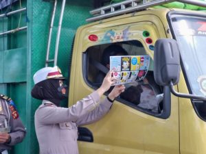Dit Lantas Polda Gorontalo Bagikan Masker dan Pamflet Kampanye Tertib Berlalu Lintas