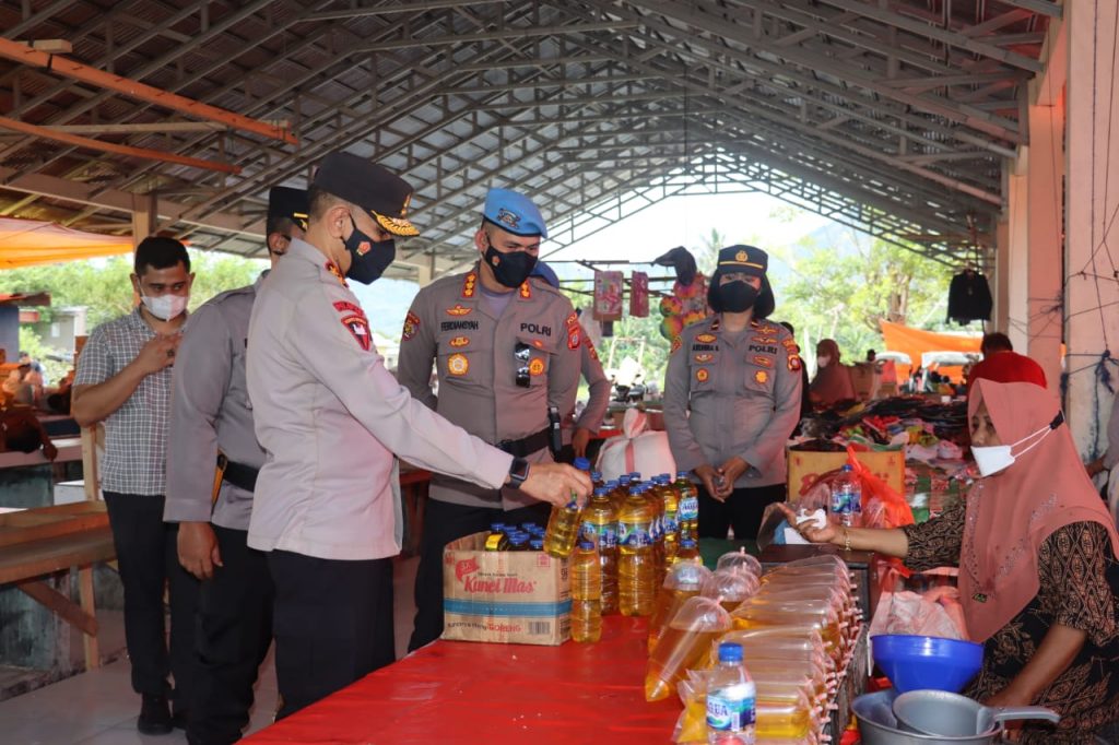 Pastikan Ketersediaan Minyak Goreng, Kapolda Gorontalo Turun Langsung ke Pasar