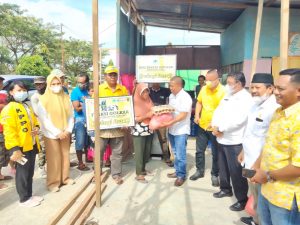 Peduli Korban Angin Puting Beliung, DPD II Golkar Boalemo Salurkan Bantuan