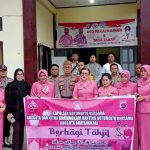 Sebagai Wujud Kepedulian, Polsek Botumoito Bagi-Bagi Takjil Gratis Bagi Pengendara