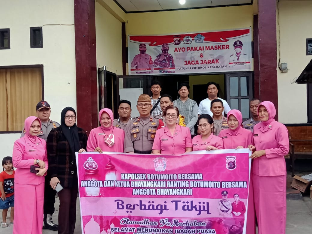 Sebagai Wujud Kepedulian, Polsek Botumoito Bagi-Bagi Takjil Gratis Bagi Pengendara