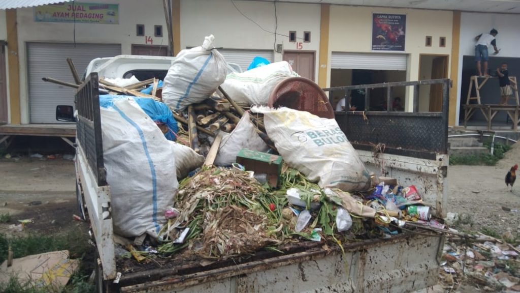 Bau Sampah di Pasar Tilamuta Dikeluhkan Hingga Berdampak pada Kesehatan Anak Seorang Pedagang