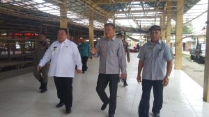 Terima Keluhan Pedagang, Penjabup Hendriwan Bakal Menambah Tempat Sampah di Pasar Tilamuta