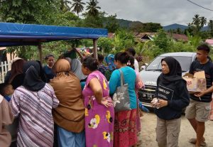 Peduli Korban Banjir, Masyarakat Desa Tanah Putih Salurkan Bantuan