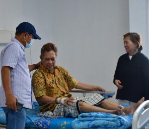 Saipul A Mbuinga Jenguk Tiga Warga Pohuwato yang Dirawat di RS Aloei Saboe