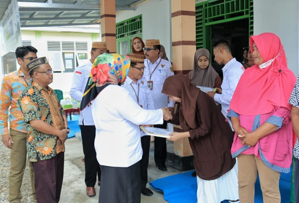 Wabup Suharsi Serahkan Bantuan Ekonomi Produktif kepada Para Mustahiq