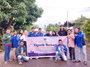 Peduli Masyarakat, Pengurus FKPMIH Berbagi Bahan Pokok kepada Masyarakat Helumo