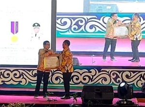 Mendes PDTT Beri Penghargaan Bhakti Transmigrasi kepada Bupati Thariq