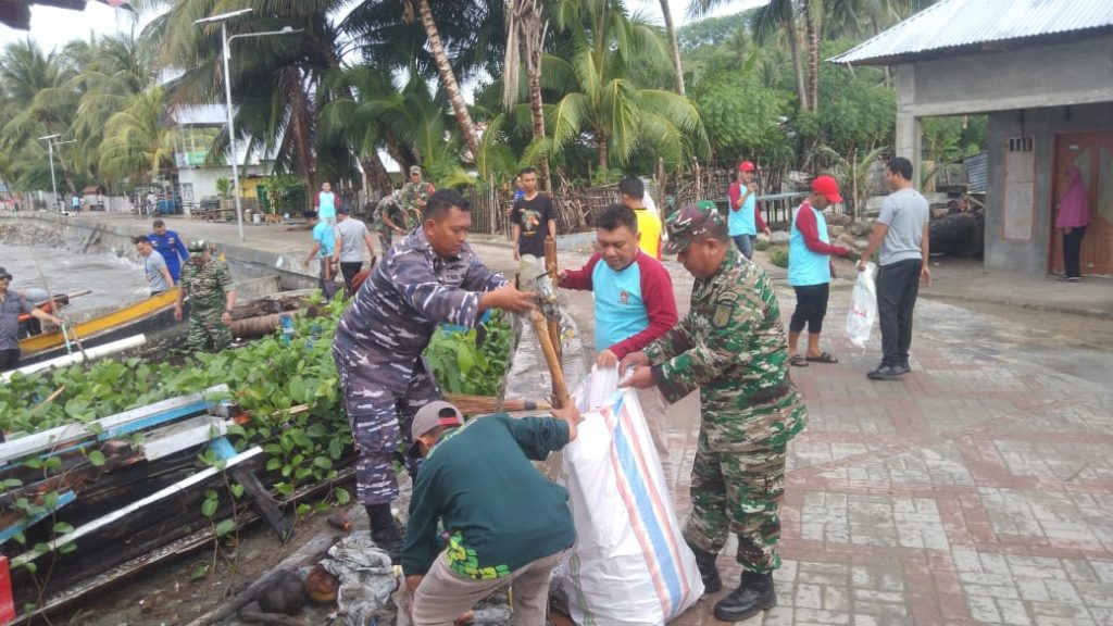 Sampah di Pesisir Pantai Pentadu Barat Berserakan, Anggaran Tong Sampah Kemana?