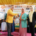 Penyerahan akreditasi A untuk sekolah Nurul Fikri