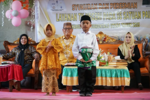 Bupati Thariq Puji Kegigihan Guru Paud yang telah Mendidik Tarian Saronde kepada Anak-anak