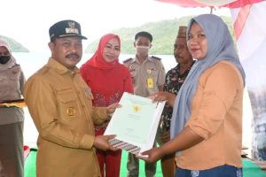 Momentum HUT RI, Penjabup Sherman Serahkan Sertifikat Tanah Program PTSL