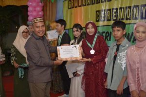 Kadispen Gorut Puji Kemeriahan Acara Penamatan Siswa SMPN 1 Kwandang