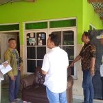 Panitia Pengawas Pemilu Kecamatan (Panwascam) Kota Utara saat melakukan Uji Petik di rumah wagra Dulomo Selatan, Selasa 16 Juli 2024