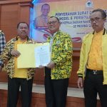 Thariq Modanggu (kanan) saat menerima B1 KWK yang diserahkan oleh Sekertaris DPD I Partai Golkar Provinsi Gorontalo, H. Paris R.A Jusuf (kiri) di Auditorium Kantor DPD Partai Golkar Provinsi Gorontalo. (Foto: Himpun.id)