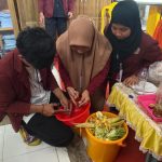 Mahasiswa KKN melaksanakan sosialisasi lingkungan sehat dan pelatihan pengolahan sampah, di Desa Palopo.