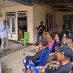 Roni Sampir dan Adnan Entengo saat melakukan bluskan di Kecamatan Tibawa