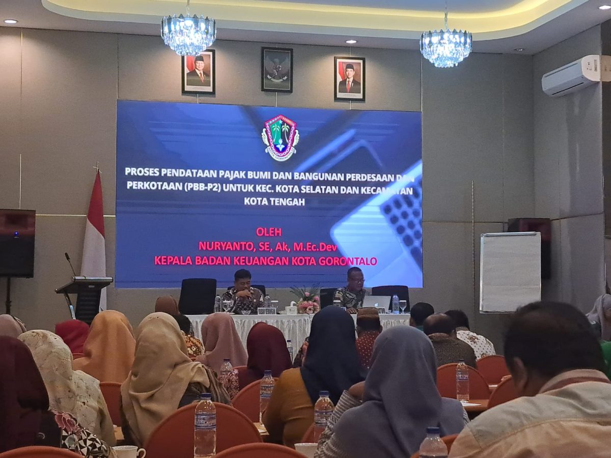 pembekalan tata cara sensus pajak daerah bersama petugas sensus Kota Selatan dan Kota Tengah, di Yulia Hotel, Jumat 6 Desember 2024.