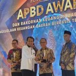 Penghargaan diserahkan Wakil Menteri Dalam Negeri (Wamendagri) Bima Arya dan diterima langsung oleh Ismail Madjid didampingi Kepala Badan Keuangan Kota Gorontalo, Nuryanto, Rabu 18 Desember 2024