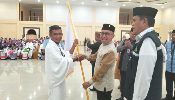 Lepas Jemaah Haji Kloter 32, La Ode Haimudin Sampaikan Pesan Penting 